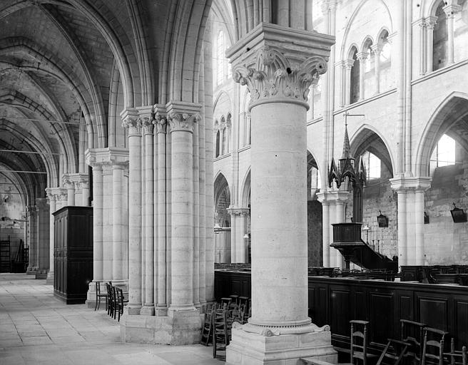 Eglise. Intérieur, bas-côté sud et nef : vue diagonale