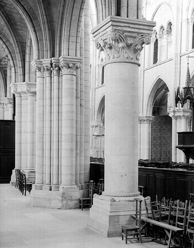 Eglise. Intérieur, piliers et chapiteaux vus du bas-côté sud