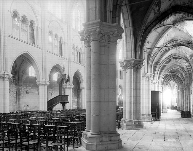 Eglise. Intérieur, bas-côté sud et nef vus de l'entrée