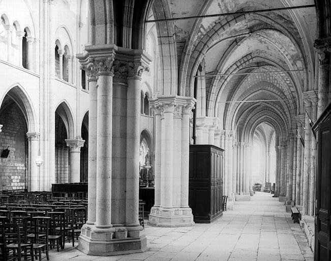 Eglise. Intérieur, bas-côté sud et nef vus de l'entrée