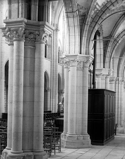 Eglise. Intérieur, bas-côté sud, piliers