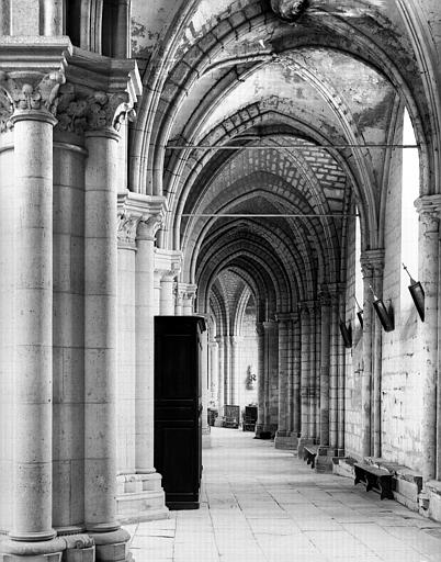 Eglise. Intérieur, bas-côté sud vers le choeur