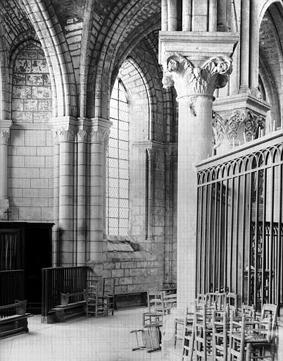 Eglise. Intérieur, déambulatoire