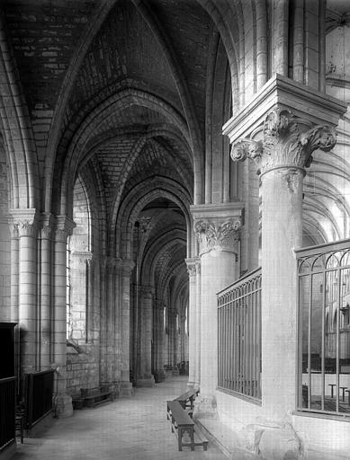 Eglise. Intérieur, déambulatoire