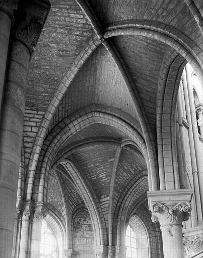 Eglise. Intérieur, voûtes du déambulatoire