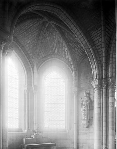 Eglise. Intérieur, chapelle absidiale, statue de saint Leu au mur