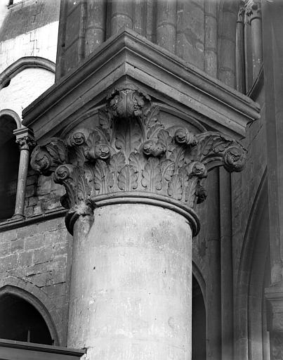 Eglise. Intérieur, chapiteau du déambulatoire : décor feuillagé et crosses