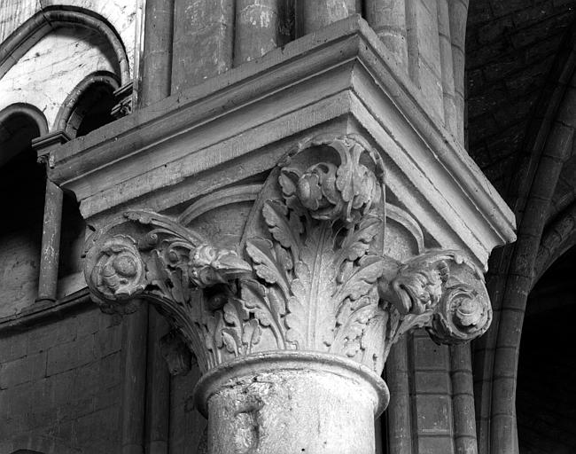 Eglise. Intérieur, chapiteau du déambulatoire : décor feuillagé et crosses