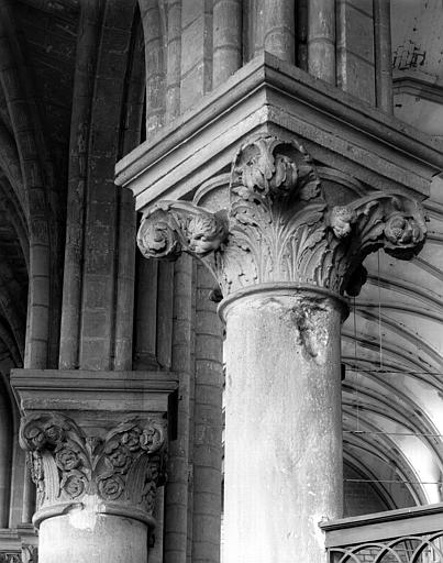 Eglise. Intérieur, chapiteau du déambulatoire : décor feuillagé et crosses