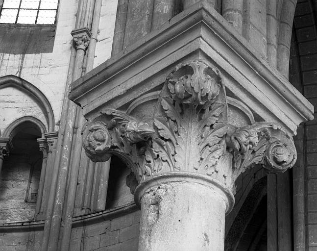 Eglise. Intérieur, chapiteau du déambulatoire : décor feuillagé et crosses