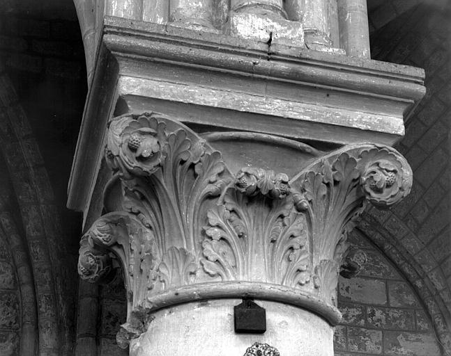 Eglise. Intérieur, chapiteau du déambulatoire : décor feuillagé et crosses