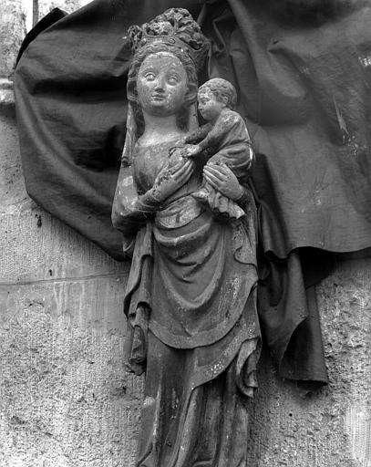 Intérieur, choeur, petite statue : Vierge à l'Enfant