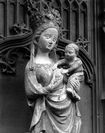 Intérieur, choeur, petite statue : Vierge à l'Enfant