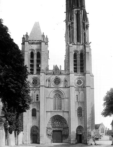 Extérieur, façade ouest, tours