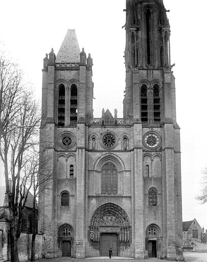 Extérieur, façade ouest, tours