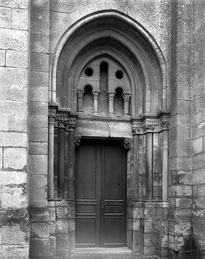 Extérieur, façade ouest : porte de droite