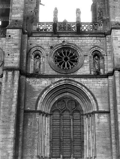 Extérieur, façade ouest : fenêtre de la partie centrale