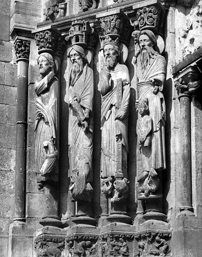 Extérieur, façade ouest, portail central : statues de l'ébrasement gauche