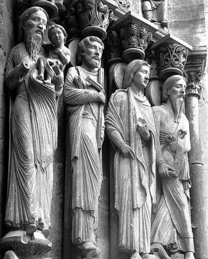 Extérieur, façade ouest, portail central : statues de l'ébrasement droit