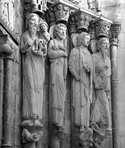 Extérieur, façade ouest, portail central : statues de l'ébrasement droit