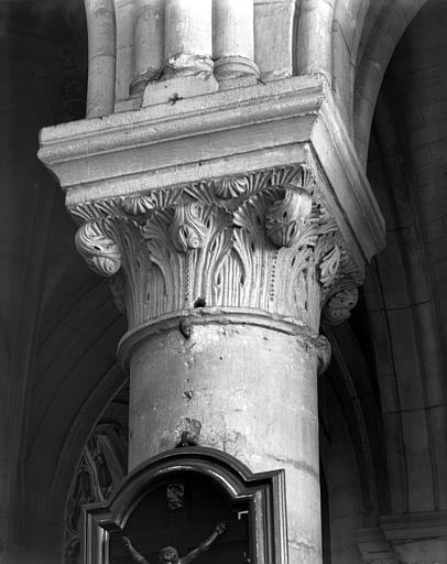 Intérieur, chapiteau et colonne d'une travée double : décor feuillagé et crosses