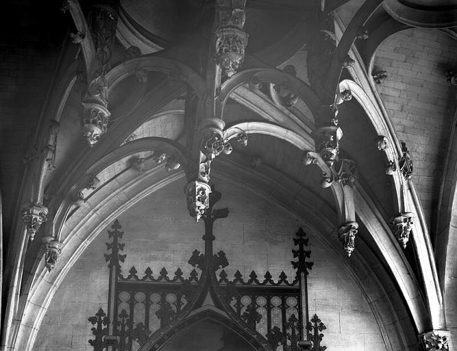 Intérieur, nervures et clefs pendantes de la voûte de la chapelle latérale sud (croisillon sud)