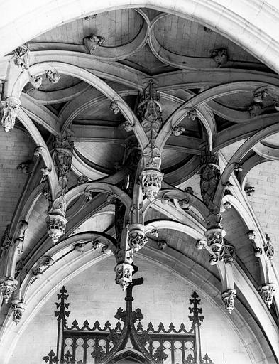 Intérieur, nervures et clefs pendantes de la voûte de la chapelle latérale sud (croisillon sud)