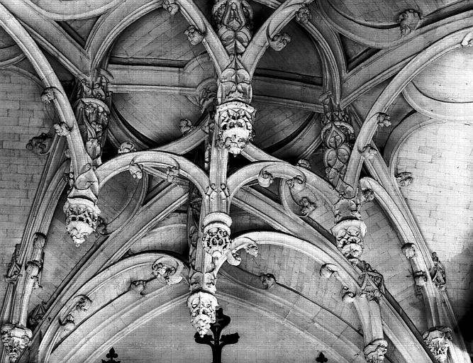 Intérieur, nervures et clefs pendantes de la voûte de la chapelle latérale sud (croisillon sud)