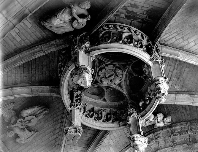 Intérieur, nervures et clef de la voûte de la deuxième chapelle latérale nord de la nef