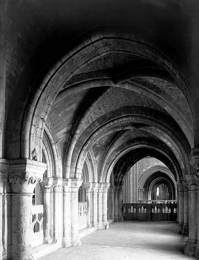 Intérieur, tribunes du collatéral sud vers l'est