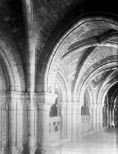 Intérieur, tribunes du collatéral sud vers l'est