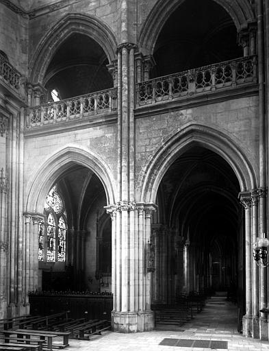 Intérieur, croisillon nord : ouvertures sur chapelle et déambulatoire