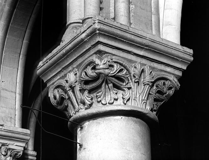 Intérieur, chapiteau du côté sud du choeur à décor feuillagé