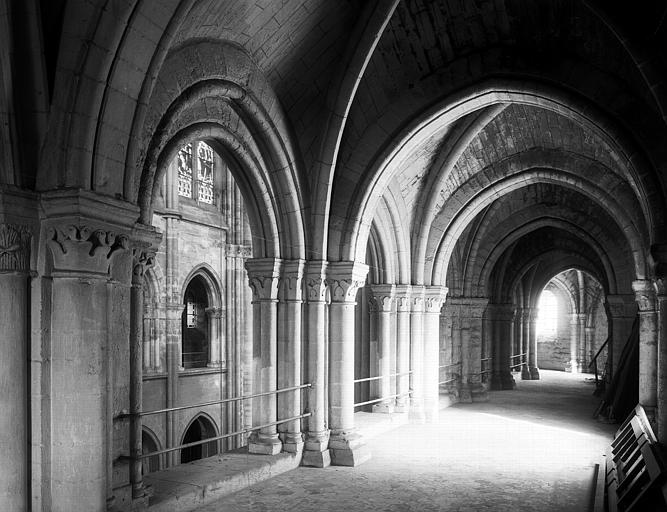 Intérieur, tribunes du choeur partie sud