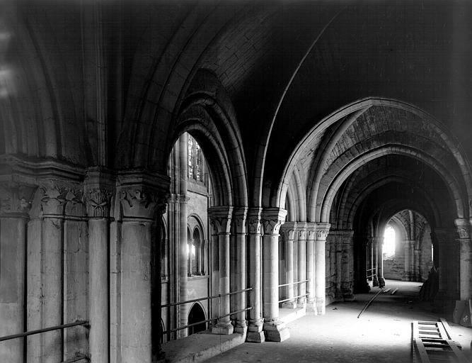 Intérieur, tribunes du choeur partie sud