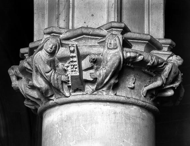 Intérieur, chapiteau de la sacristie : religieuses jouant de l'orgue