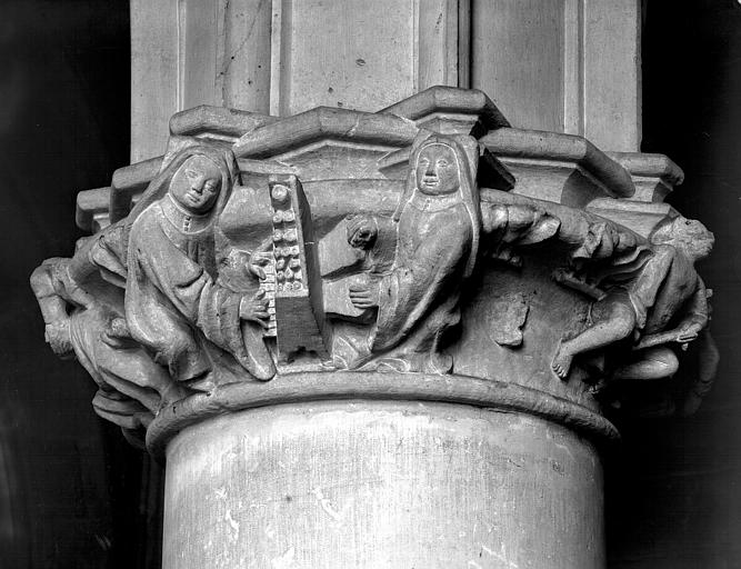 Intérieur, chapiteau de la sacristie : religieuses jouant de l'orgue