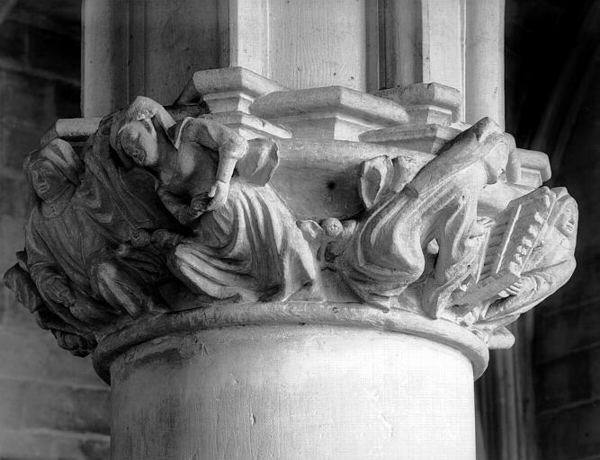 Intérieur, chapiteau de la sacristie : religieuses jouant de l'orgue et scène de danse (supposée)