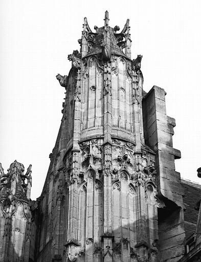 Extérieur, façade ouest, tourelle-contrefort