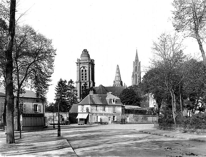 Clochers sud et nord de Saint-Pierre et flèche de la cathédrale