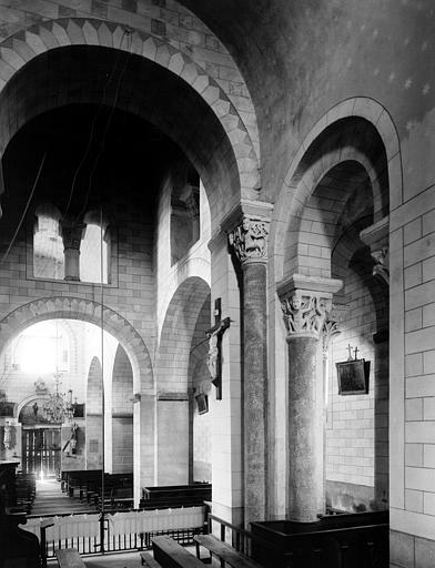 Intérieur, première arcade du choeur et angle sud-ouest de la croisée