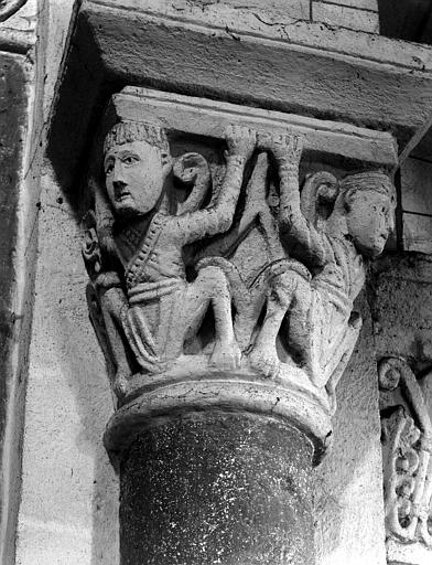 Intérieur, chapiteau du choeur côté sud, première arcade côté est : atlantes