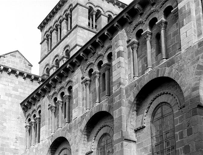 Extérieur, façade latérale sud, arcatures, corniche