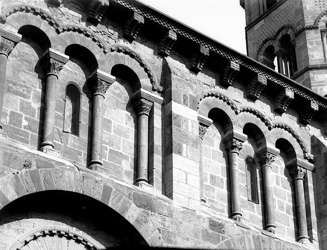 Extérieur, face latérale sud, arcatures, corniche