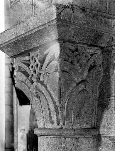 Intérieur, chapiteau de la pile sud-est du narthex à décor feuillagé