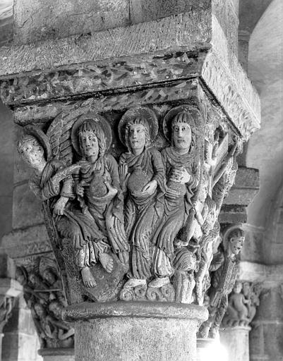 Intérieur, hémicycle du choeur, chapiteau : Saintes Femmes au tombeau