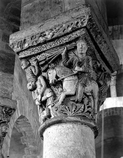 Intérieur, hémicycle du choeur, chapiteau : Guerrier à cheval tenant des lances