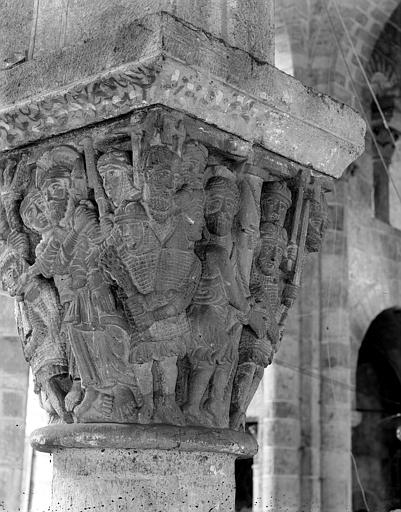 Intérieur, hémicycle du choeur, chapiteau : Le Baiser de Judas