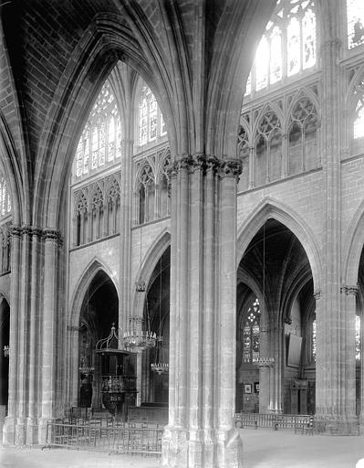 Intérieur, nef vue d'un collatéral