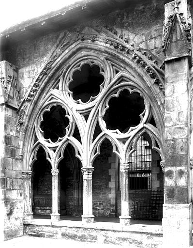 Cloître : ouverture sur la cour vue de la cour